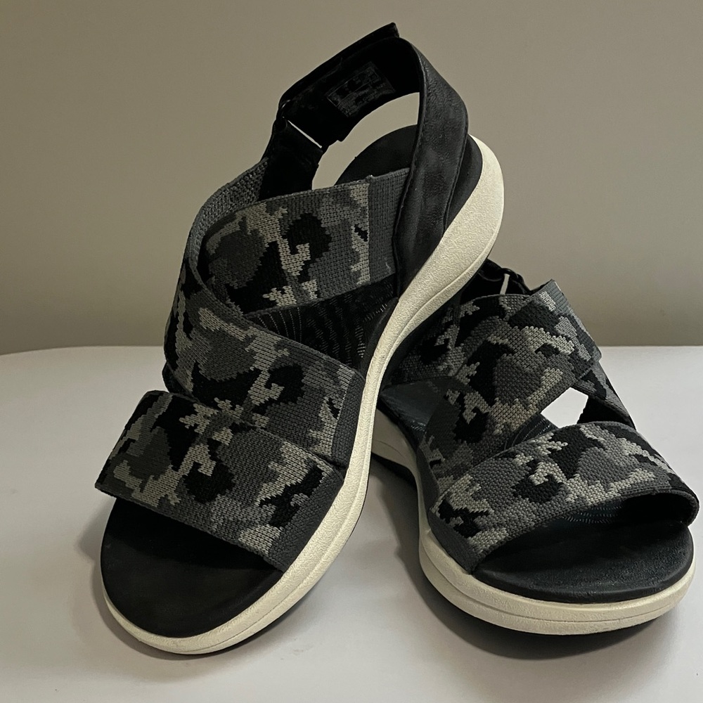 Cloudsteppers by Clarks Black and Gray Sandals